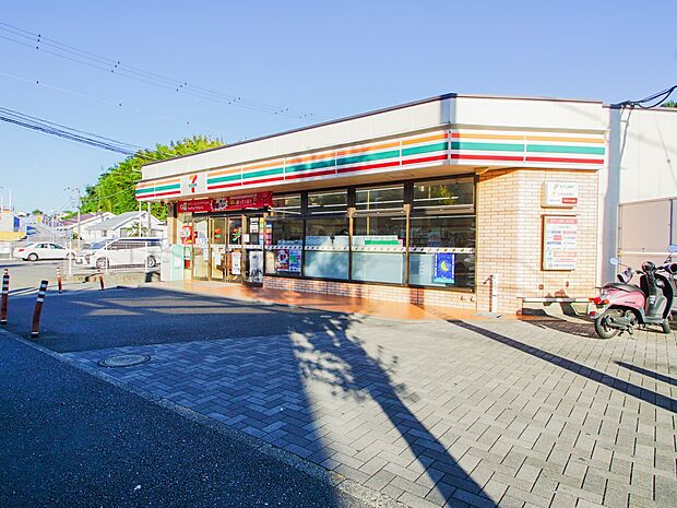 セブンイレブン横浜六ツ川店 500m お手軽に食べれる食品や日用品雑貨などを扱う便利なコンビニ。