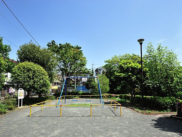 六ツ川一丁目第三公園 160m 住宅街の中の緑に囲まれた公園。お子様が走り回れる広場や遊具がございます。