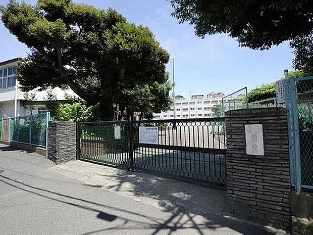 横浜市立南中学校 850m 徒歩11分。部活などで帰りが遅くなっても安心の距離です。