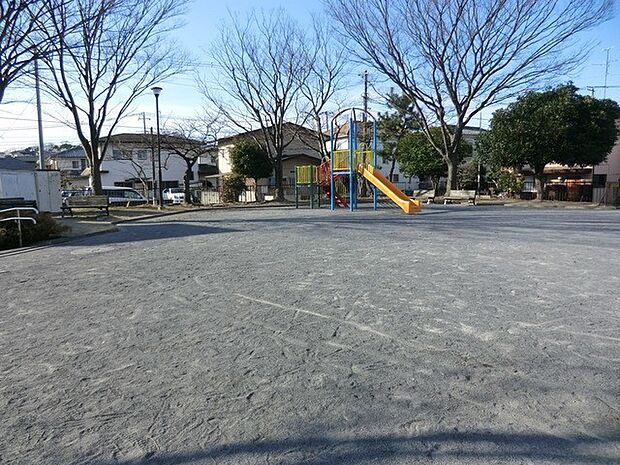 高谷公園 500m 閑静な住宅街の緑豊かな公園。お子様が走り回れる広場と遊具があり、ベンチで見守ることができます。
