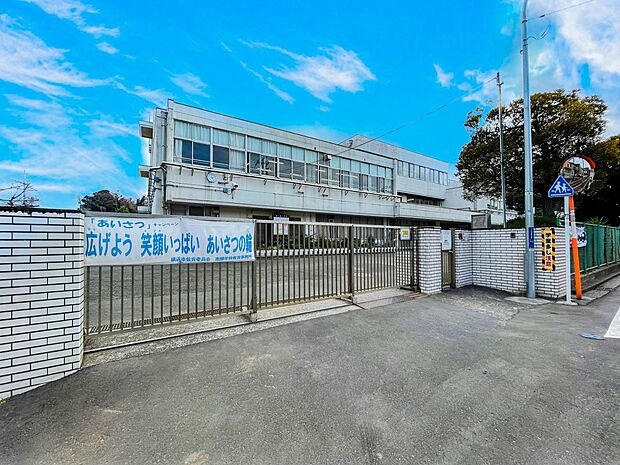 横浜市立瀬ケ崎小学校 240m 徒歩3分。小学校が近いのは子育てファミリーにもおすすめのポイントです。
