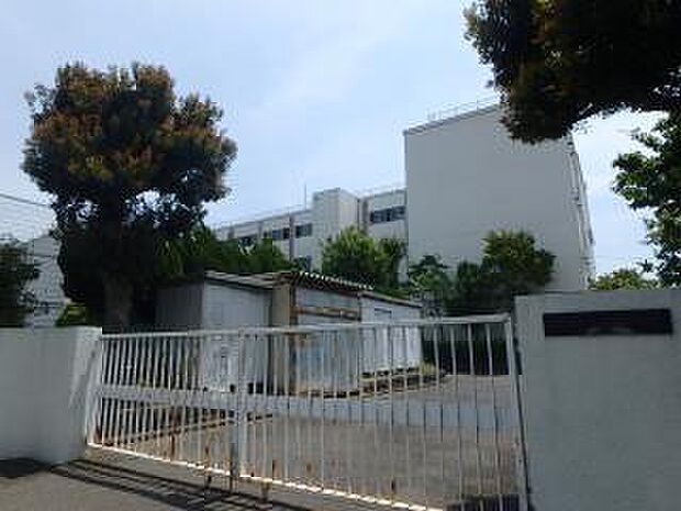 横浜市立六浦中学校 800m 徒歩10分。部活などで帰りが遅くなっても安心の距離です。