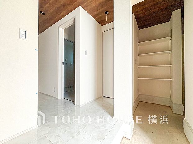 上質感漂う玄関と廊下。居住者の帰り、訪れる方を優しく迎えてくれます。