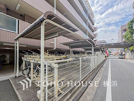 屋根付きの駐輪スペースは、雨風から大事な愛車を守ってくれます。