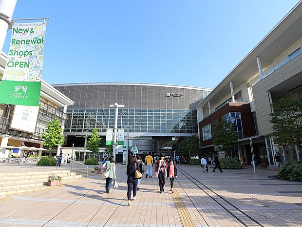 東急田園都市線『たまプラーザ』駅 3200m 「渋谷」駅へ急行利用で約20分。周辺はおしゃれな住宅街として知られています。
