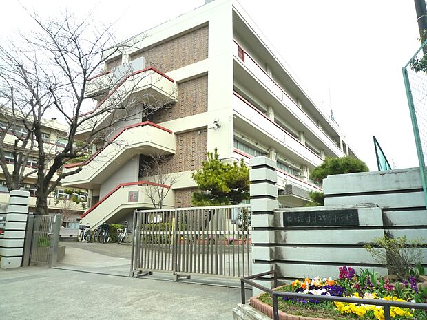 横浜市立すすき野中学校 800m 徒歩10分。部活などで帰りが遅くなっても安心の距離感です。