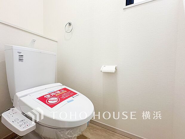 換気と明るさに配慮した、清潔感溢れるトイレ。落ち着いた空間で安らぎのひとときをお過ごしいただけます。