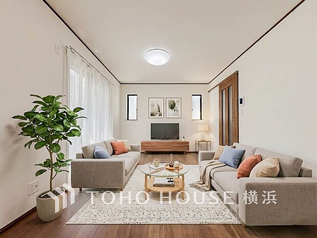 明るく開放的な空間が広がるLDK。室内には豊かな陽光が注ぎ込み、爽やかな住空間を演出。