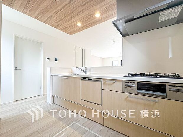 機能性とデザイン性を兼ね備えたシステムキッチン。リビングとの一体感も考慮され、美しい空間が実現。
