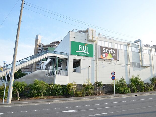 Fuji善行店 850m 毎日の食卓を彩る食料品が品揃え豊富に揃います。