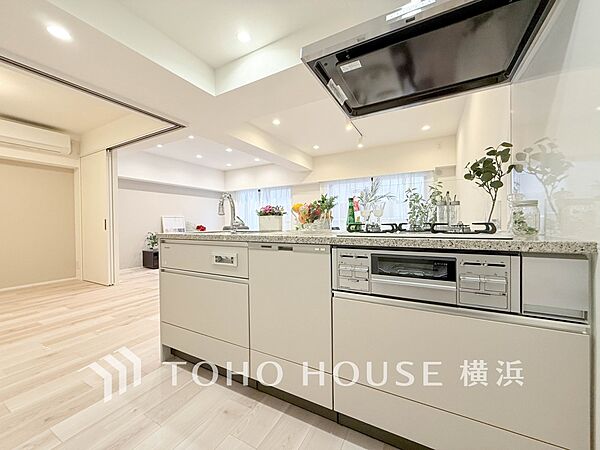 機能的で使い勝手のよさそうなキッチン。明るく清潔感があります。