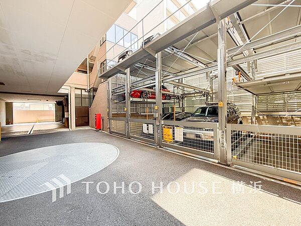 敷地内駐車場（空き状況はお問い合わせください）。