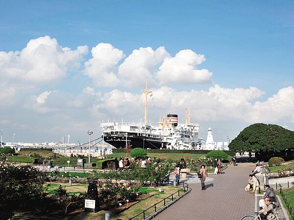 山下公園　400m　横浜ベイブリッジや港を行き交う船の眺めがロマンチックな誰もが知っている公園。