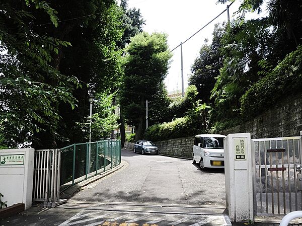 横浜市立元街小学校　800m　徒歩10分。小学校が近いのは子育てファミリーにもおすすめのポイントです。