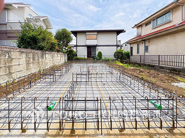 青空が広がる開放的な立地です。お子様とのびのび暮らせる新しい街並みが魅力です。（2026年6月撮影）