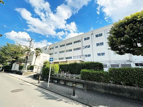 横浜市立新吉田小学校　750m　徒歩10分。小学校が近いのは子育てファミリーにもおすすめのポイント。