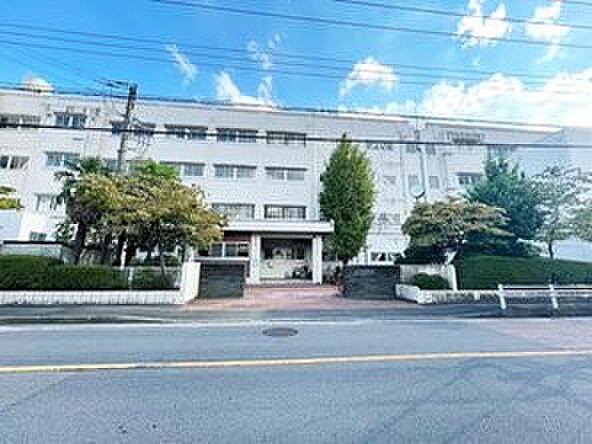 横浜市立新田中学校　350m　徒歩5分。部活などで帰りが遅くなっても安心の距離です。