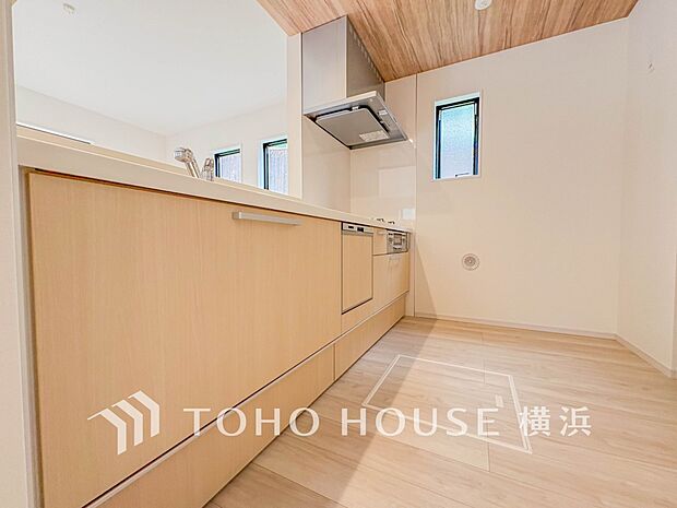 明るい自然光が入るキッチン。家族そろってキッチンに立っても調理がしやすく余裕の広さ。