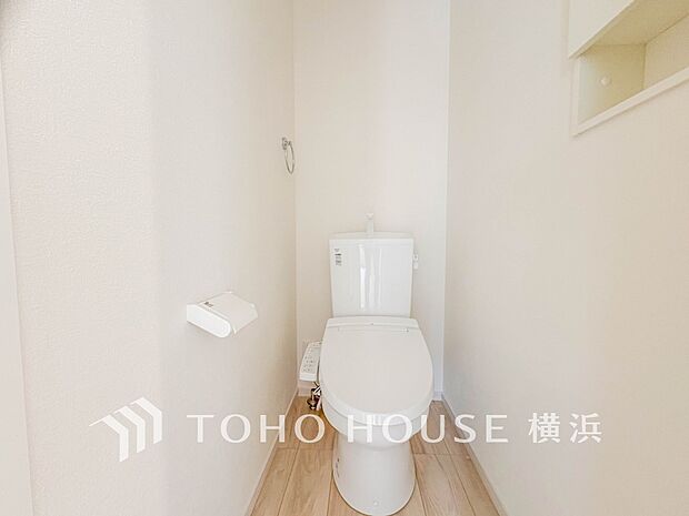 清潔感溢れるトイレ。落ち着いた空間で安らぎのひとときをお過ごしいただけます。