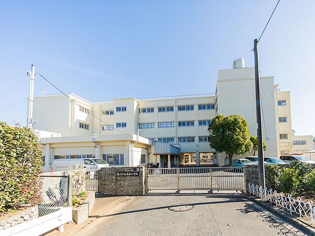 横浜市立荏田小学校 1200m 徒歩15分。小学校が近いのは子育てファミリーにもおすすめのポイントです。