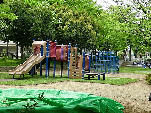荏田富士塚公園 1200m 子供が夢中で遊べる複合遊具と野球もできる多目的広場を備え、幅広い年代の子供たちが楽しく遊べます。
