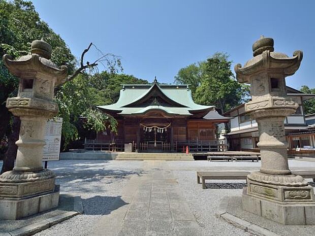 師岡熊野神社　600m　綱島街道方面から歩くと左手に参道が見えてきます。 