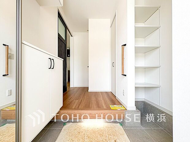 上質感漂う玄関と廊下。居住者の帰り、訪れる方を優しく迎えてくれます。