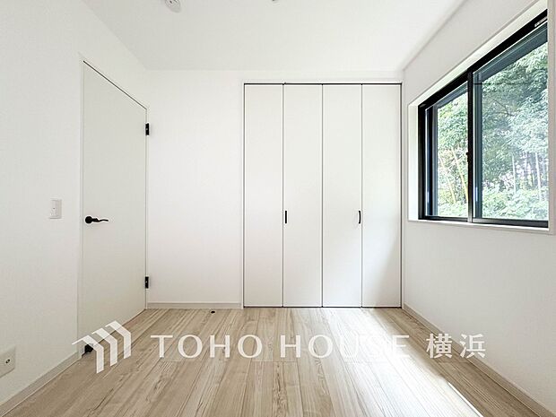 一日の疲れをいやしてくれる寝室。時を忘れて過ごす場所として過ごせるお部屋。