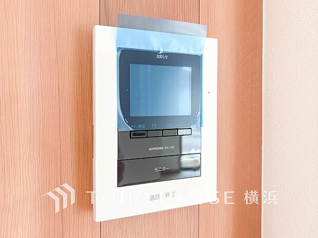 誰が来てもわかる様にモニター付きインターホンを設置。快適と安らぎを合わせた優しい設計。