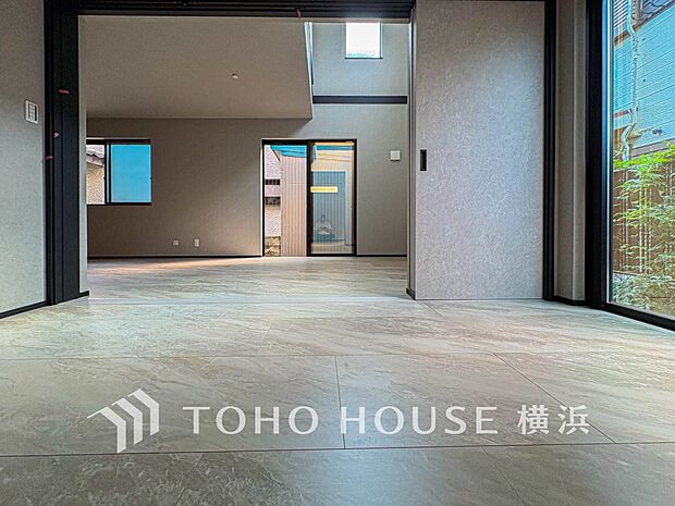 心地よい光と風があふれています。プライベートな自分時間を快適に過ごせるお部屋。