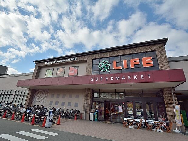 ライフ大倉山店 850m 食料品はもちろん日用品も取り揃え。品質にこだわったプライベートブランドも。駐車場150台完備。