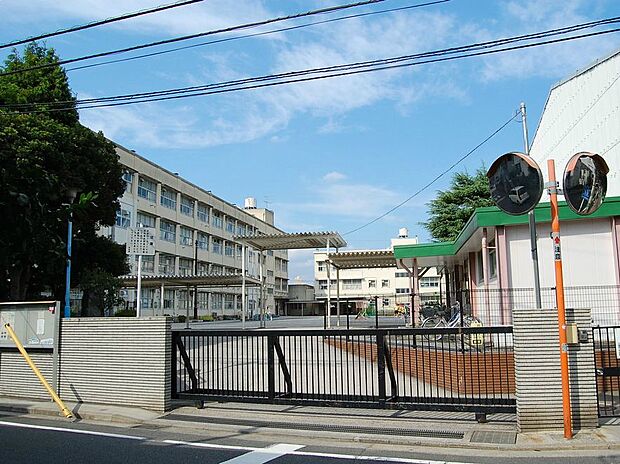 横浜市立大曽根小学校 500m 徒歩7分。小学校が近いのは子育てファミリーにもおすすめのポイント。