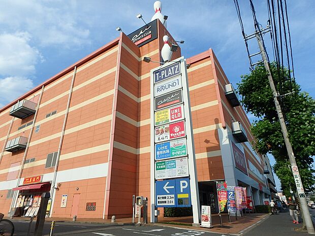 T-PLATZ 1300m ラウンドワンをはじめ、カラオケ、飲食店やユニクロ、クリニック、薬局などが揃う。大型駐車場有。