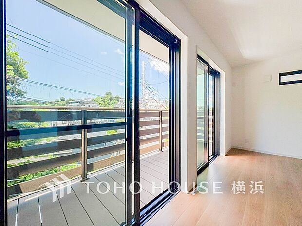 明るく開放的な空間が広がるLDK。室内には豊かな陽光が注ぎ込み、爽やかな住空間を演出。