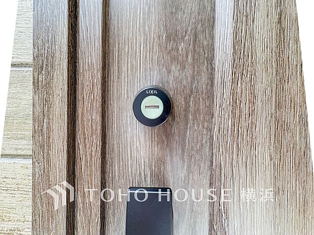 玄関鍵、外出時も安心です。