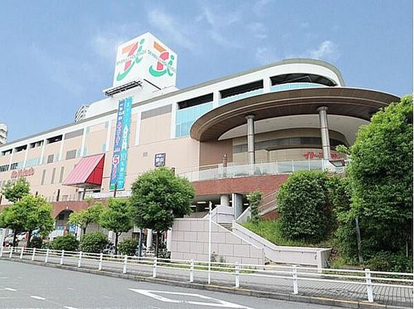 イトーヨーカドー能見台店　850m　9時から22時までの営業なので、お仕事で遅くなった日でもお買い物ができますね。