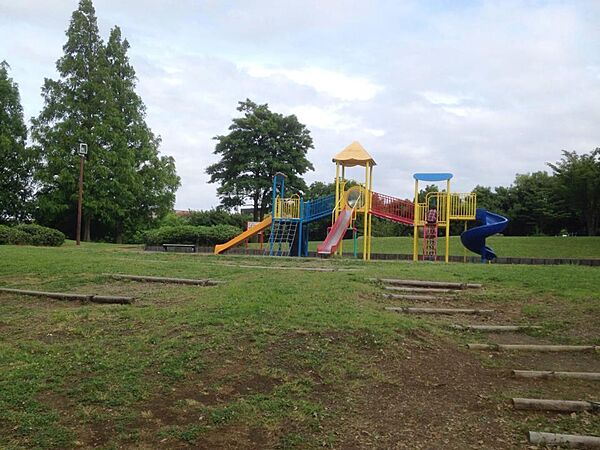 長浜公園　1100m　横横道路を挟んで北と南に分かれた大きな公園。サッカー場などの運動施設・野鳥観察園などがあります。