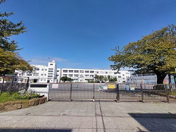 横浜市立金沢小学校 400m 徒歩5分。小学校が近いのは子育てファミリーにもおすすめのポイント。