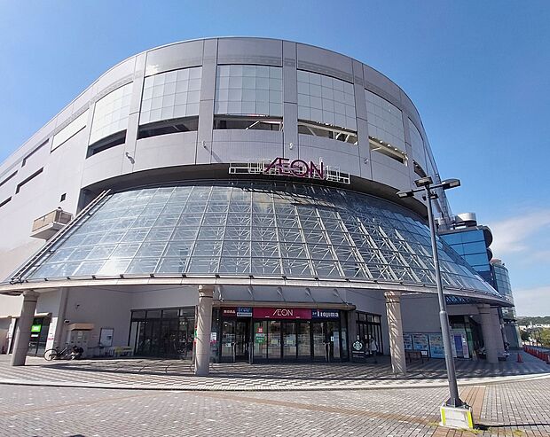 イオン金沢八景店　600m　食料品・日用品のほかユニクロやノジマなどの専門店も入っているので、何かと便利なショッピングセンター。 