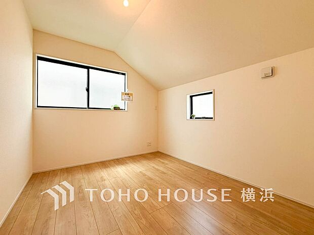 一日の疲れをいやしてくれる寝室。時を忘れて過ごす場所として過ごせるお部屋。