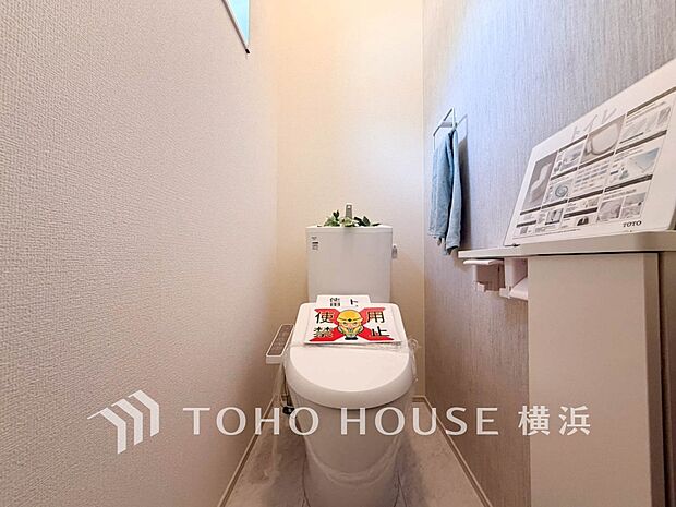 換気と明るさに配慮した、清潔感溢れるトイレ。落ち着いた空間で安らぎのひとときをお過ごしいただけます。