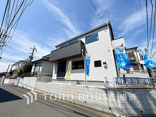 爽やかな青空の下に贅沢なほどに降り注ぐ陽光、豊かな居住性と、クオリティが見事に調和した住空間。