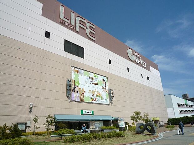 相鉄ライフ 三ツ境 1600m 三ツ境駅直結のショッピングセンター。ローゼンの食料品売り場は夜遅くまで営業しています。