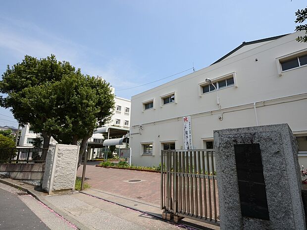 横浜市立希望が丘中学校 1400m 徒歩20分。子育て世代に優しい落ち着いた住環境。