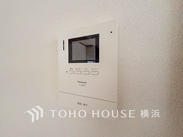 誰が来てもわかる様にモニター付きインターホンを設置。快適と安らぎを合わせた優しい設計。
