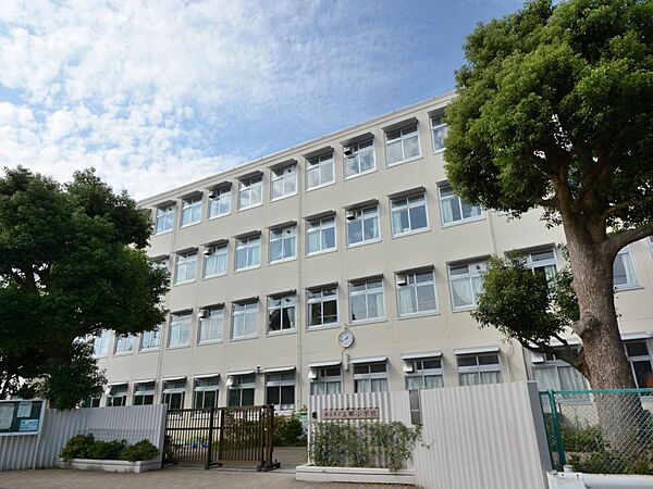 横浜市立上郷小学校　950m　徒歩12分。小学校が近いのは子育てファミリーにもおすすめのポイントです。