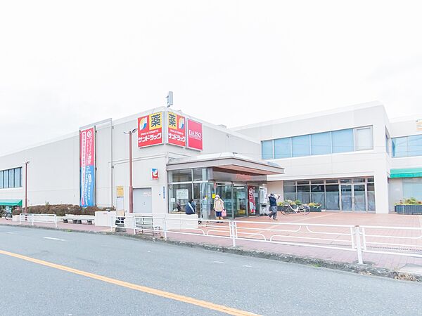 サンドラッグ桂台店　900m　薬・化粧品に加え食品や雑貨等も揃い、日常の買い物がスピーディーにできる品揃えです。