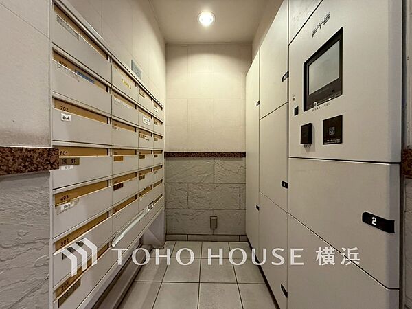 普段留守がちなご家族にも安心な宅配ボックスを完備。再配達を頼む手間を省ける嬉しい設備です。