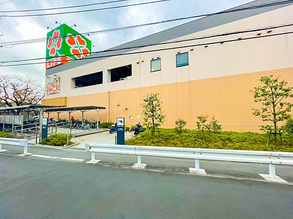 ライフ鶴見下野谷町店　600m　毎日の食卓を彩る食料品から日用品まで取り揃えたスーパー。駐車場104台完備。