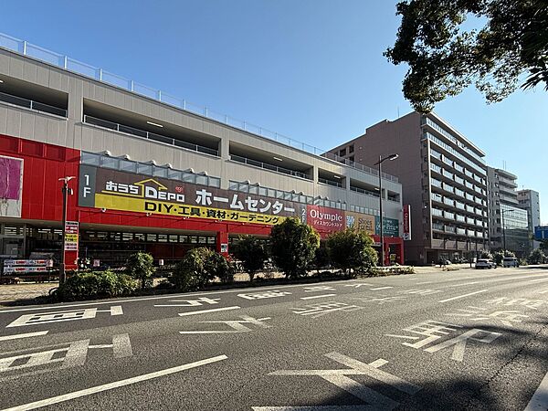 Olympic鶴見中央店　400m　ホームセンター「おうちDEPO」の他、日用品やスポーツ用品、インテリア、カー用品など豊富な品揃え。